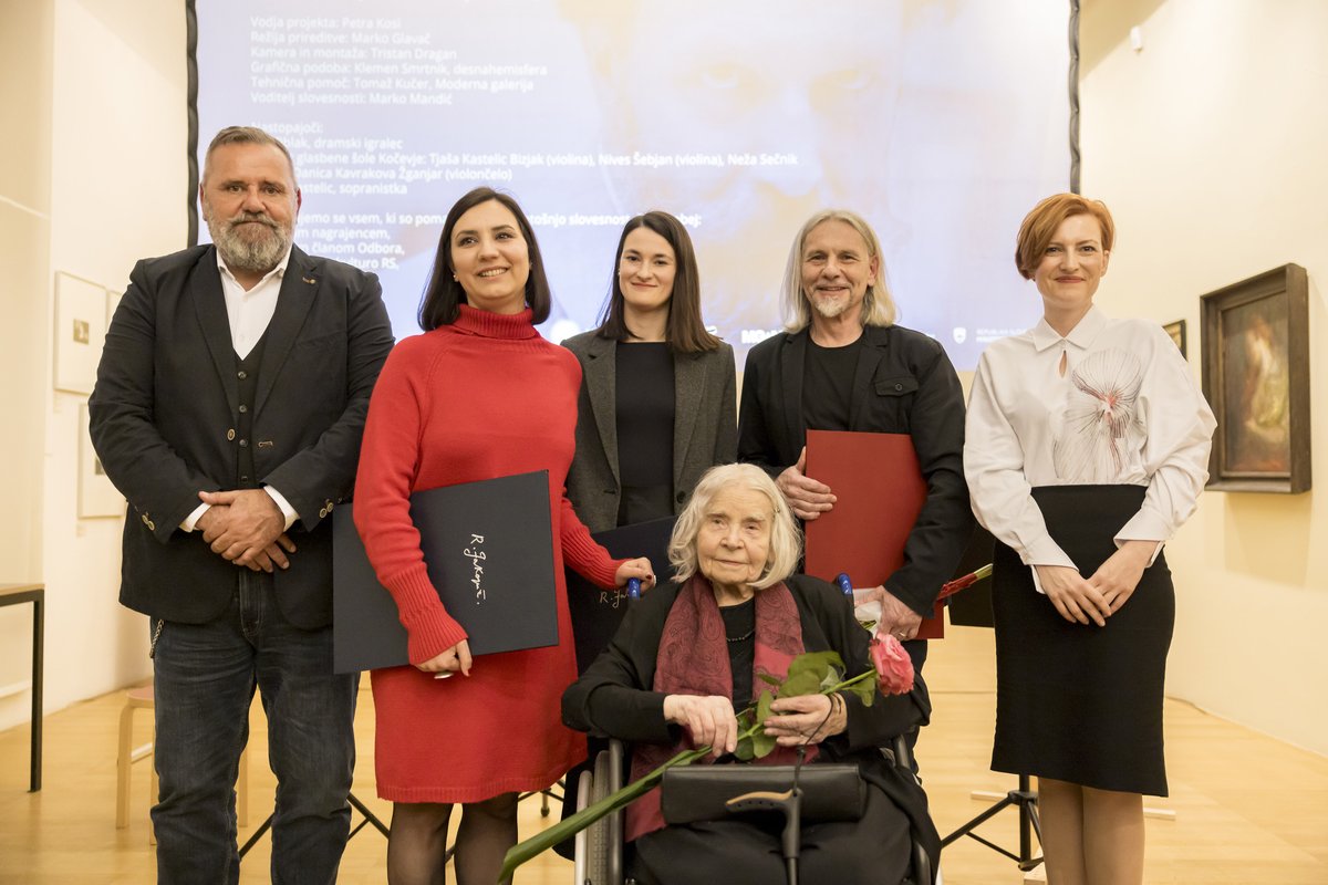 Podeljeni nagradi in priznanji Riharda Jakopiča 10. aprila so v Moderni galeriji v Ljubljani podelili najpomembnejše stanovske nagrade za likovno in vizualno umetnost – nagradi in priznanji Riharda Jakopiča 2024. 1/3