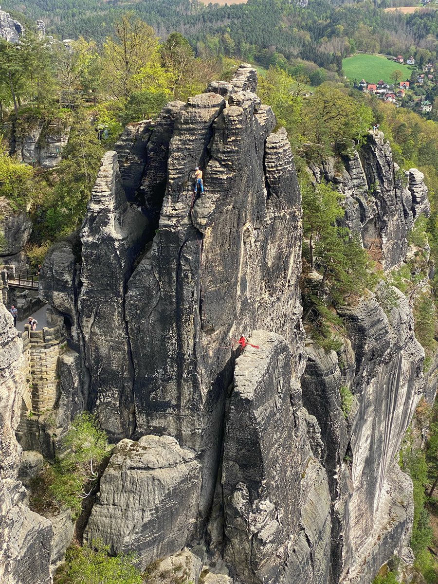 Auf der Bastei heute Nachmittag, herrliches Frühlinggrün, weite Sicht und zwei Kletterer an der Steinschleuder #SächsischeSchweiz