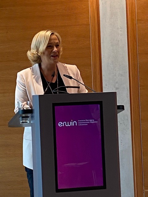 BARMER Berlin/BB (@barmer_bb) on Twitter photo Mit Rückenwind aus der Politik ist heute das Projekt ErwiN gestartet. Ministerin <a href="/UNonnemacher/">Ursula Nonnemacher</a> @MSGIV_BB und die Staatssekretärinnen Haußdörfer <a href="/SenWGP/">Senatsverwaltung WGP</a> und Grimm <a href="/sozial_mv/">Sozialministerium MV</a> sprachen in der Landesvertretung Mecklenburg-Vorpommerns und #Brandenburg|s in #Berlin. Mit Rückenwind aus der Politik ist heute das Projekt ErwiN gestartet. Ministerin <a href="/UNonnemacher/">Ursula Nonnemacher</a> @MSGIV_BB und die Staatssekretärinnen Haußdörfer <a href="/SenWGP/">Senatsverwaltung WGP</a> und Grimm <a href="/sozial_mv/">Sozialministerium MV</a> sprachen in der Landesvertretung Mecklenburg-Vorpommerns und #Brandenburg|s in #Berlin.