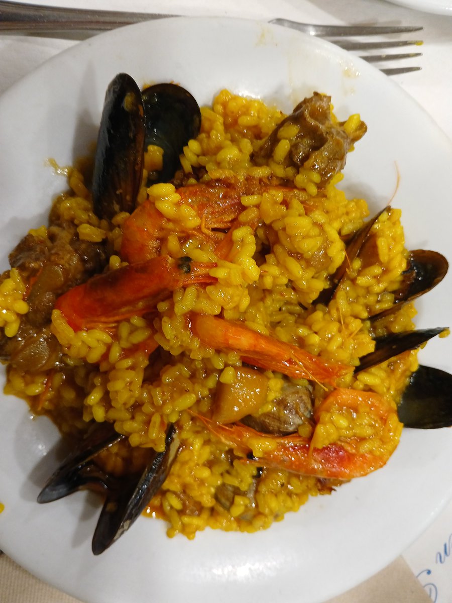 In praise of the more humble version of paella served as a first course as part of the menu del dia. Typically on Thursdays like this first course yesterday.