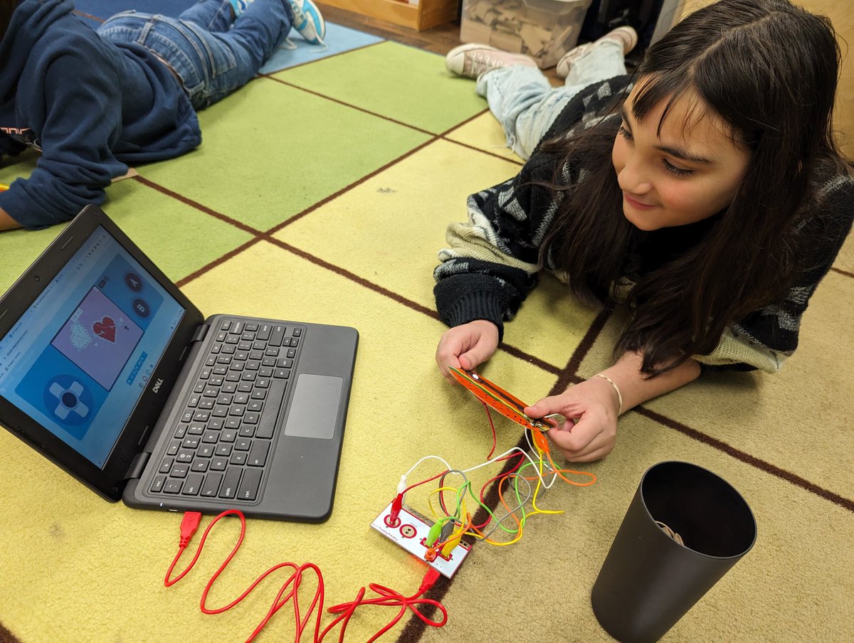 We've made our games and played them too! My 2nd and 3rd graders are loving @makeymakey and @MSMakeCode Arcade and playing on handmade controllers! @HumbleISD_TE @HumbleISD_DDI