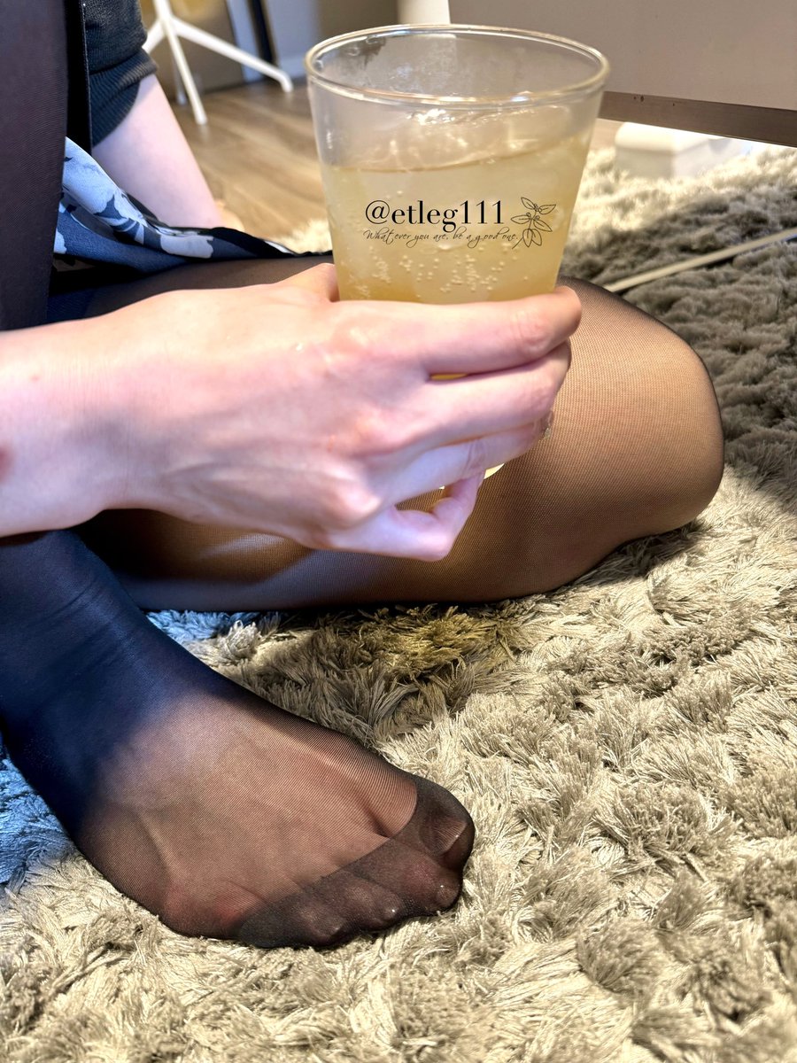 今日はお仕事で予定よりも帰りが遅くなってしまいました💦

一度帰宅してからスーパーで買い物したのですが、帰りがけ、やっぱりいつもの洋食屋さんにしようと入ったら、あいにくの満席🈵😅
でも、「簡単な包なら持って帰って❣️」と言われ、お言葉に甘えてデミグラスソースのポークソテーをお持ち帰りしました🥡

お店を出る時、若いスーツの男性と入れ違いになると、
「もぅお父さん遅いよ、あの人、お父さんのせいで座れなかったんだよ」と女の子の声…😌

今日はたくさんの幸せもらいました💖

皆さんも良い週末を✨
私はハイボールで乾杯🥂🍻