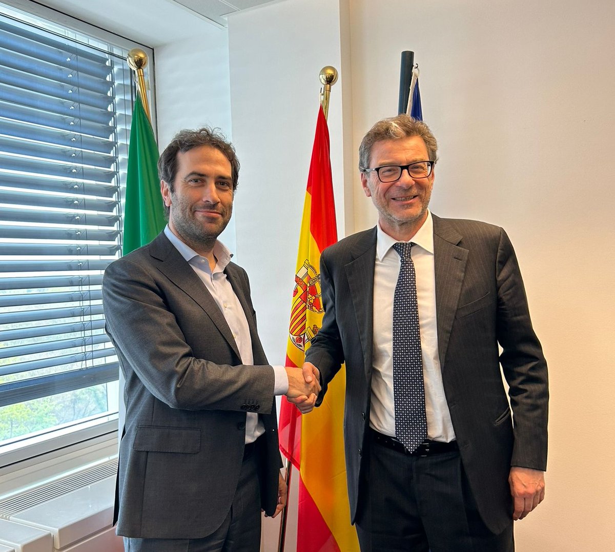 Il ministro Giorgetti incontra a Lussemburgo il ministro delle finanze spagnolo @carlos_cuerpo. Colloquio cordiale e informale sui temi comuni economici, digitalizzazione, intelligenza artificiale per migliorare le condizioni della pubblica amministrazione.