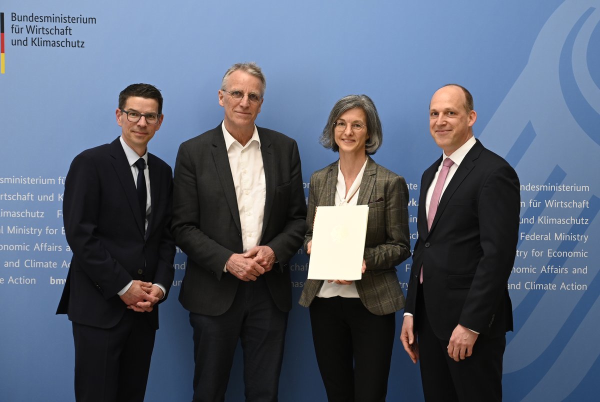 Stiftung Umweltenergierecht (@stiftung_uer) on Twitter photo Es geht los! 🤩🥳 Startschuss der institutionellen Förderung der <a href="/Stiftung_UER/">Stiftung Umweltenergierecht</a>! Danke an @BMWK + <a href="/Bundestag/">Deutscher Bundestag</a> für diesen großen Vertrauensbeweis! Wir freuen uns darauf, unseren Kurs fortzusetzen und unsere #Forschung auszubauen. 💪
📸 BMWK/Andreas Mertens
➡️ stiftung-umweltenergierecht.de/start-der-inst… Es geht los! 🤩🥳 Startschuss der institutionellen Förderung der <a href="/Stiftung_UER/">Stiftung Umweltenergierecht</a>! Danke an @BMWK + <a href="/Bundestag/">Deutscher Bundestag</a> für diesen großen Vertrauensbeweis! Wir freuen uns darauf, unseren Kurs fortzusetzen und unsere #Forschung auszubauen. 💪
📸 BMWK/Andreas Mertens
➡️ stiftung-umweltenergierecht.de/start-der-inst…