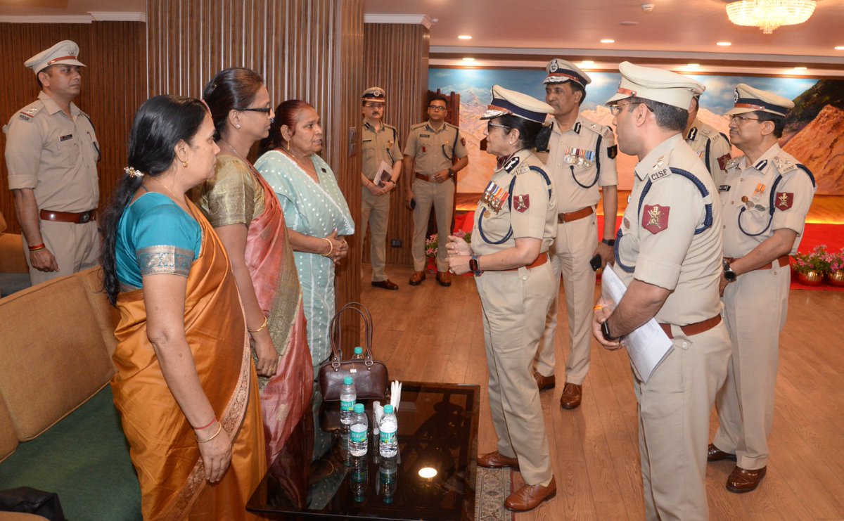 DG CISF Smt. Nina Singh felicitated the family members of #CISFBravehearts who laid down their lives in the line of duty during a program organized @FHQrs New Delhi. The Force shall ever remain indebted for their courage and supreme sacrifice. @BharatKeVeer @HMOIndia