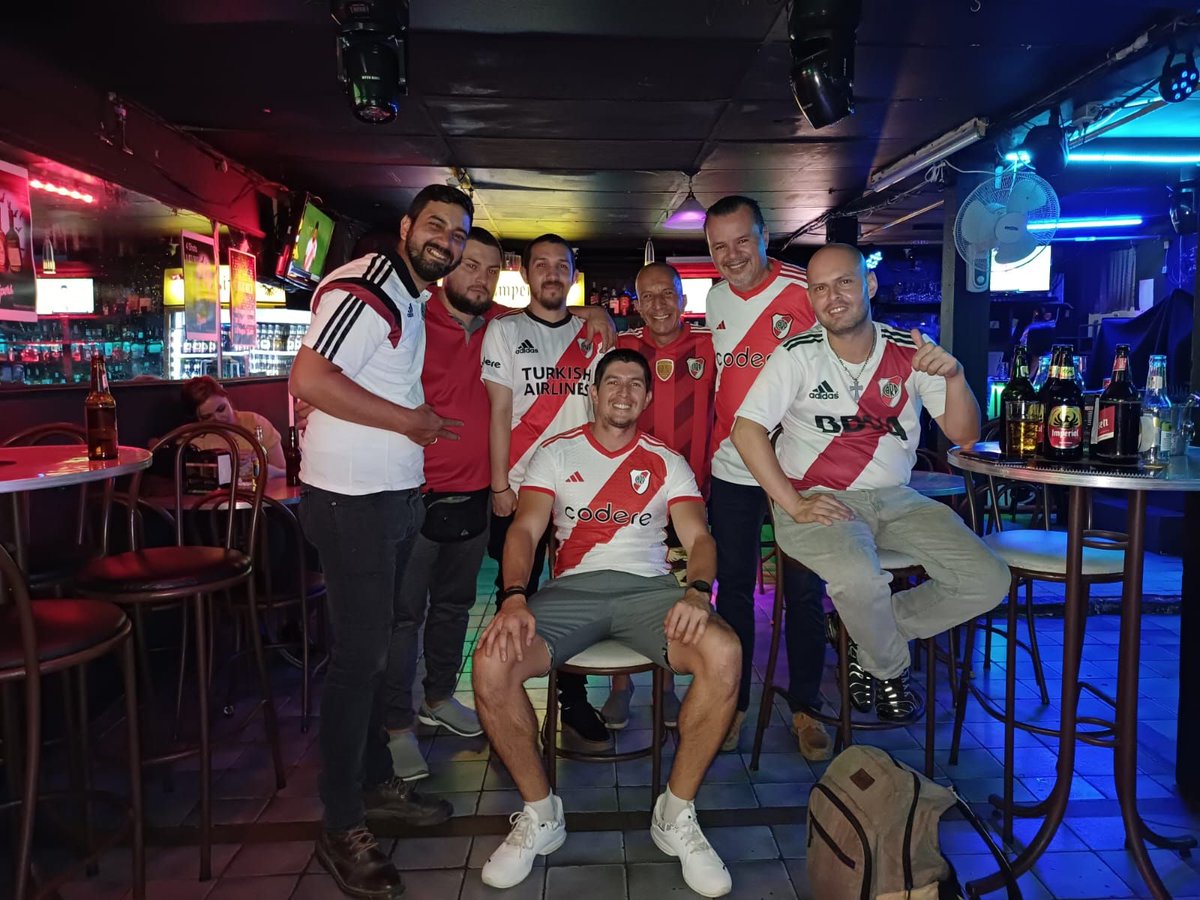 ¡Claro! ¿Qué te parece esta opción?

Algunos de los chicos de la  filial ayer se reunieron para disfrutar el emocionante partido de River.

 ¡Qué gran momento compartido entre amigos y pasión por el fútbol! ⚽️👏 #RiverPlate #FRPCR #copalibertadores