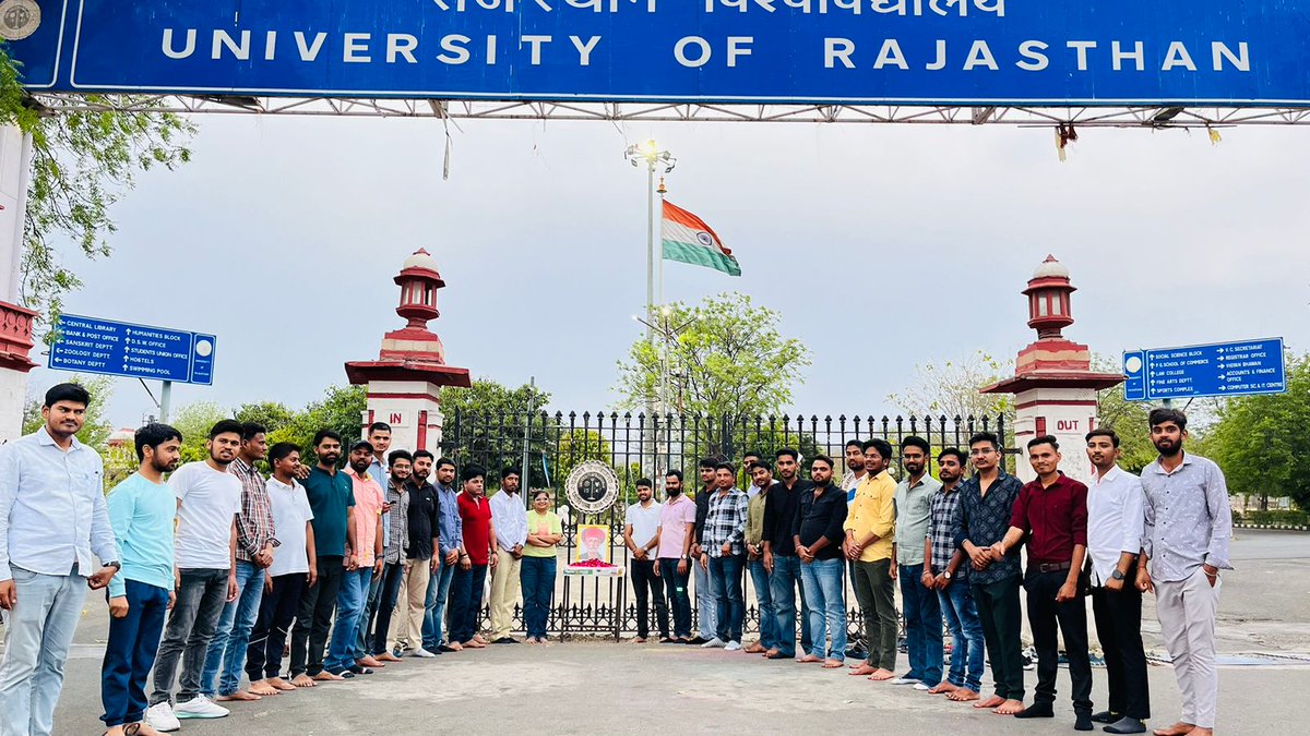 आज राजस्थान विश्वविद्यालय के मुख्य द्वार पर आदरणीय @DrSajjanSaini जी के नेतृत्व में महान समाज सुधारक, विचारक महात्मा ज्योतिबा फुले जी की जयंती के अवसर पर सभी छात्र छात्राओं ने पुष्पांजलि अर्पित की | 🙏