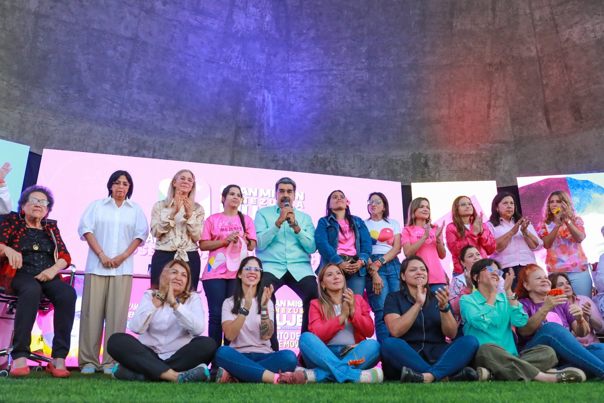 ¡Las mujeres somos el amor infinito por la Patria! Asistimos a una hermosa jornada cargada de emoción, entusiasmo, alegría y mucho compromiso. Junto al Pdte. @NicolasMaduro se realizó el lanzamiento del Movimiento de Movimientos Josefa Joaquina Sánchez. @MPPEDUCACION