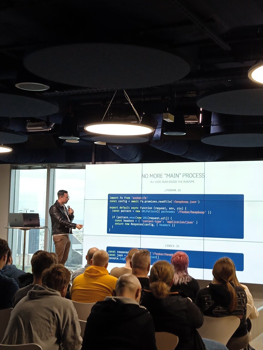 confrontjs's tweet image. "Paolo Fragomeni takes the ConfrontJS stage by storm! Brace yourselves for a mind-bending journey through the latest JavaScript innovations. 🌪️ #ConfrontJS #BECTech #WarsawJS #JavaScript #React #NodeJS"