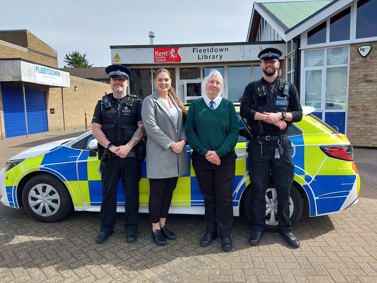 We heard 'knit' through the grapevine that the #FleetdownLibrary #KnitAndNatter group was the place to be, so PC Andrews, PS Wilkinson & CLO Karen paid a visit this morning. Lots of fun had by all! Thankyou to Angela (warden) for the invite. KS #Dartford #CommunityEngagement