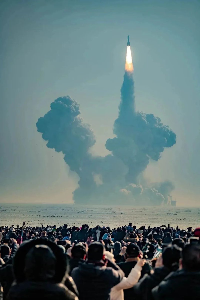 Happy #InternationalDayofHumanSpaceFlight! The #NextGen from the School of Aerospace Engineering were thrilled as they witnessed the successful launch of Gravity-1, the world's largest solid-propellant #rocket led by #TsinghuaRen Yao Song, before their eyes!🚀
