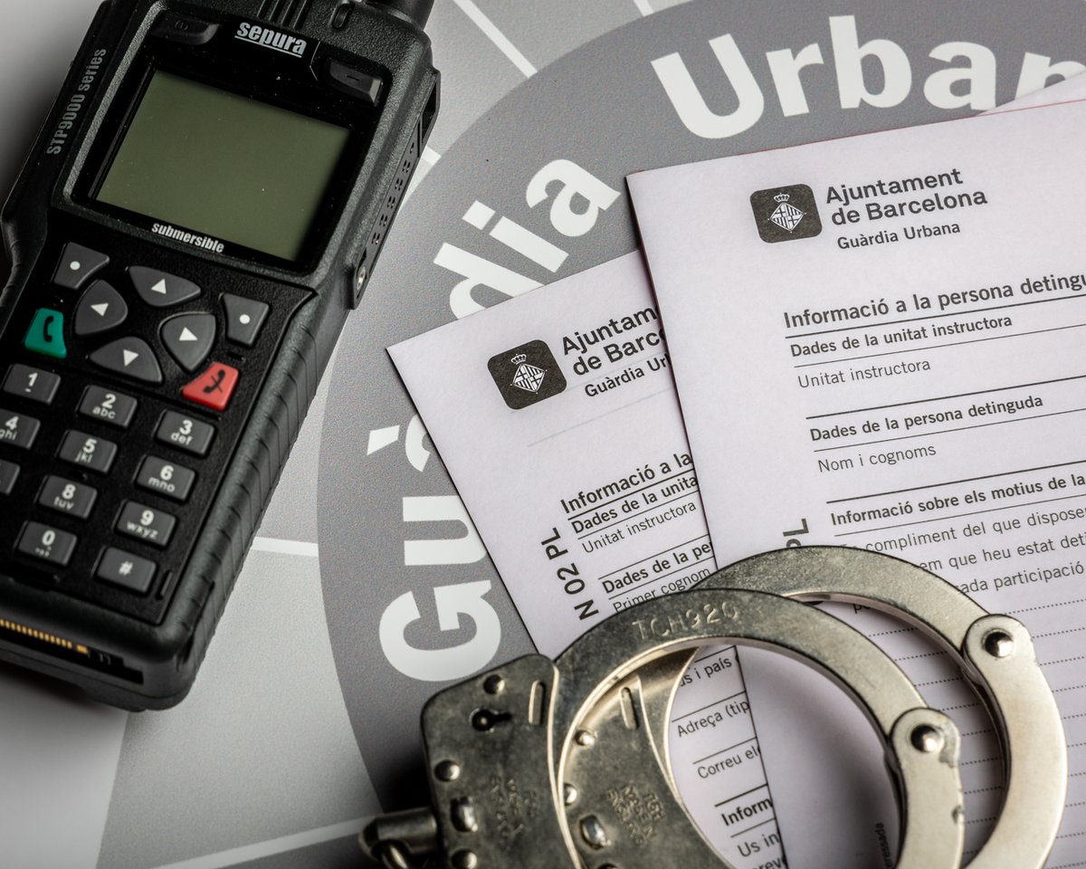 👮‍♀️👮🏽 Ahir agents de @Bcn_CiutatVella van detenir el presumpte autor d'un robatori d'una motocicleta i també el van investigar per furt. La patrulla va observar l'home circulant per la vorera, conduint una 🛵 robada, sense el permís necessari, i duent articles sostrets. #gubCV