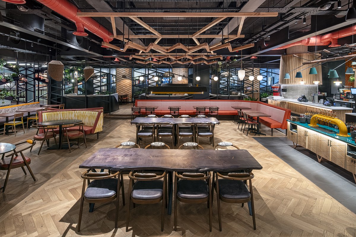 Last year, @NandosUK opened one of their most ambitious flagship #restaurants in @BatterseaPwrStn. I was assigned to #photograph & capture the #restaurantdesign within its environment. @MorenoMaseyArchitects delivered a restaurant befitting of the iconic setting. #interiordesign
