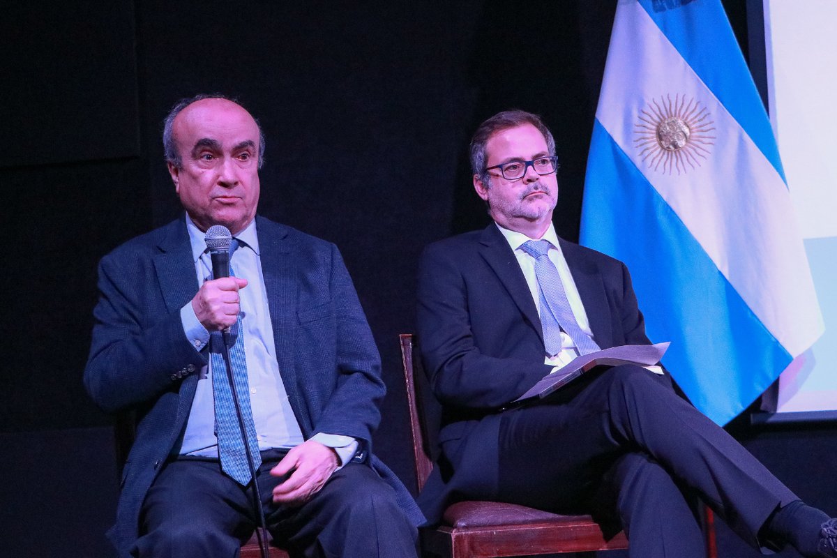 🤝 El miércoles pude participar junto al embajador de @ARGenesp, Roberto Bosch, en el acto de presentación del nuevo libro de @gonzaloaziz, 'La gestión del diálogo', en el Colegio Mayor Argentino.
