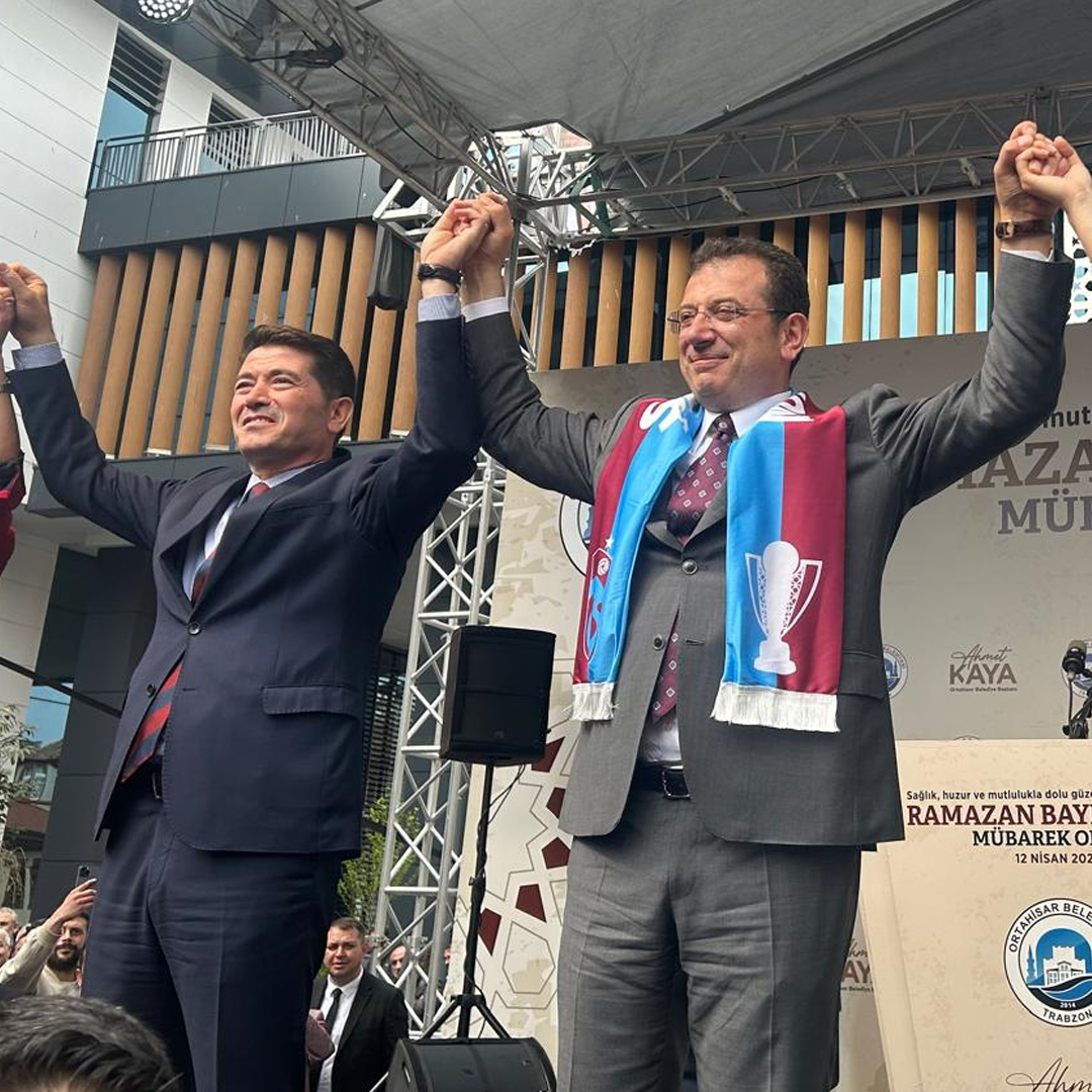 İBB Başkanı Ekrem İmamoğlu, Trabzon'da miting gerçekleştirerek vatandaşlara seslendi. İmamoğlu, Ortahisar Belediye Başkanı Ahmet Kaya'nın her zaman yanında olacağını ve kapısının tüm Trabzonlulara açık olduğunu söyledi.