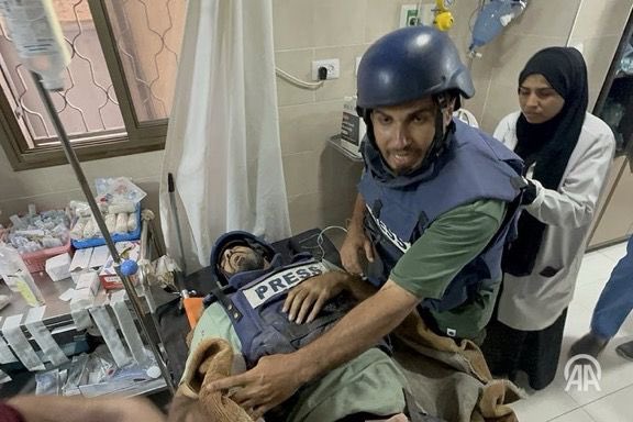 Gazze’deki Nuseyrat kampında yayın hazırlığı yapan TRT Arabi ekip aracı işgalci İsrail ordusu tarafından hava saldırısına uğradı. Freelancer kameraman olarak çalışan Sami Şahada ağır yaralandı, ameliyata alındı.