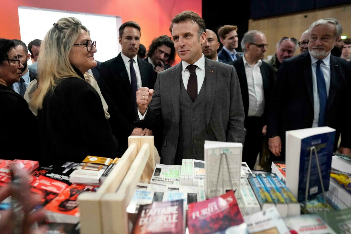 le_Parisien's tweet image. En visite au Festival du livre de Paris, Emmanuel Macron a annoncé la création d'une  contribution sur le marché du livre d’occasion,

L'objectif est de «protéger le prix unique et de permettre à nos auteurs, éditeurs et traducteurs d’être mieux aidés»
➡️ l.leparisien.fr/pBkb