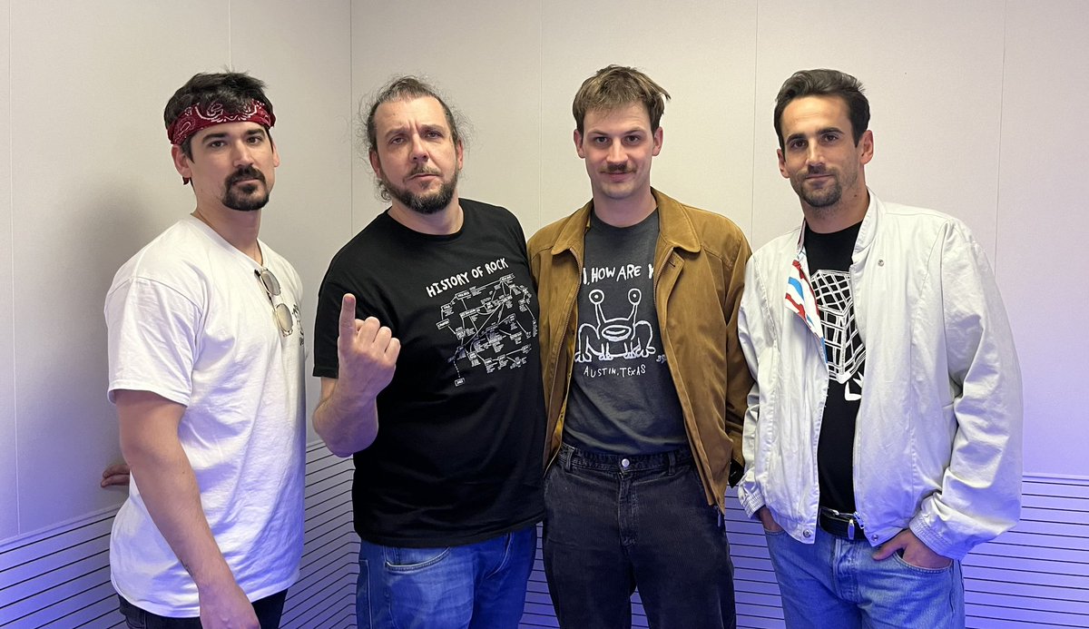 dmlRockFM's tweet photo. @venturimusica vienen a De Música Ligera a presentar su tercer trabajo, Comida Rápida. Hablamos de freakadas, de la IA y como no, de ese señor omnipresente en la música de nuestro país, que es @chnombela que ha producido el disco. Escuchen, escuchen...

https://t.co/EAFNqCrVKH https://t.co/iM84G0kLSS