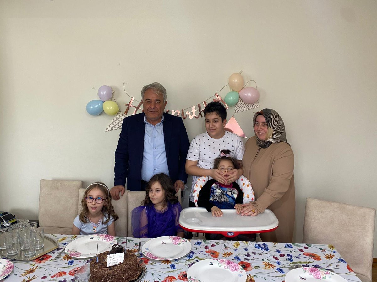 Zaman...Tam 7 yıl  önce onlar birer minik şerçe idiler. İyi doğdunuz. Eymenin kardeşleri Esma ve ESLEM. Allah bahtınızı açık etsin.