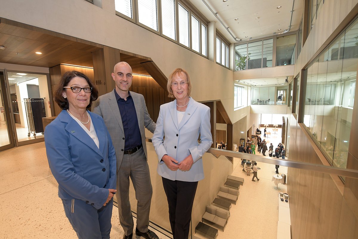 Sechs Jahre, zwei Umzüge, ein Abriss und ein Neubau – das ist kurz gefasst die Geschichte des neuen Gebäudes der Ärztekammer Niedersachsen (ÄKN). Doch dahinter verbirgt sich eine Vielzahl komplexer Planungen, Entscheidungen und auch Schwierigkeiten. aekn.de/detail/es-ist-…