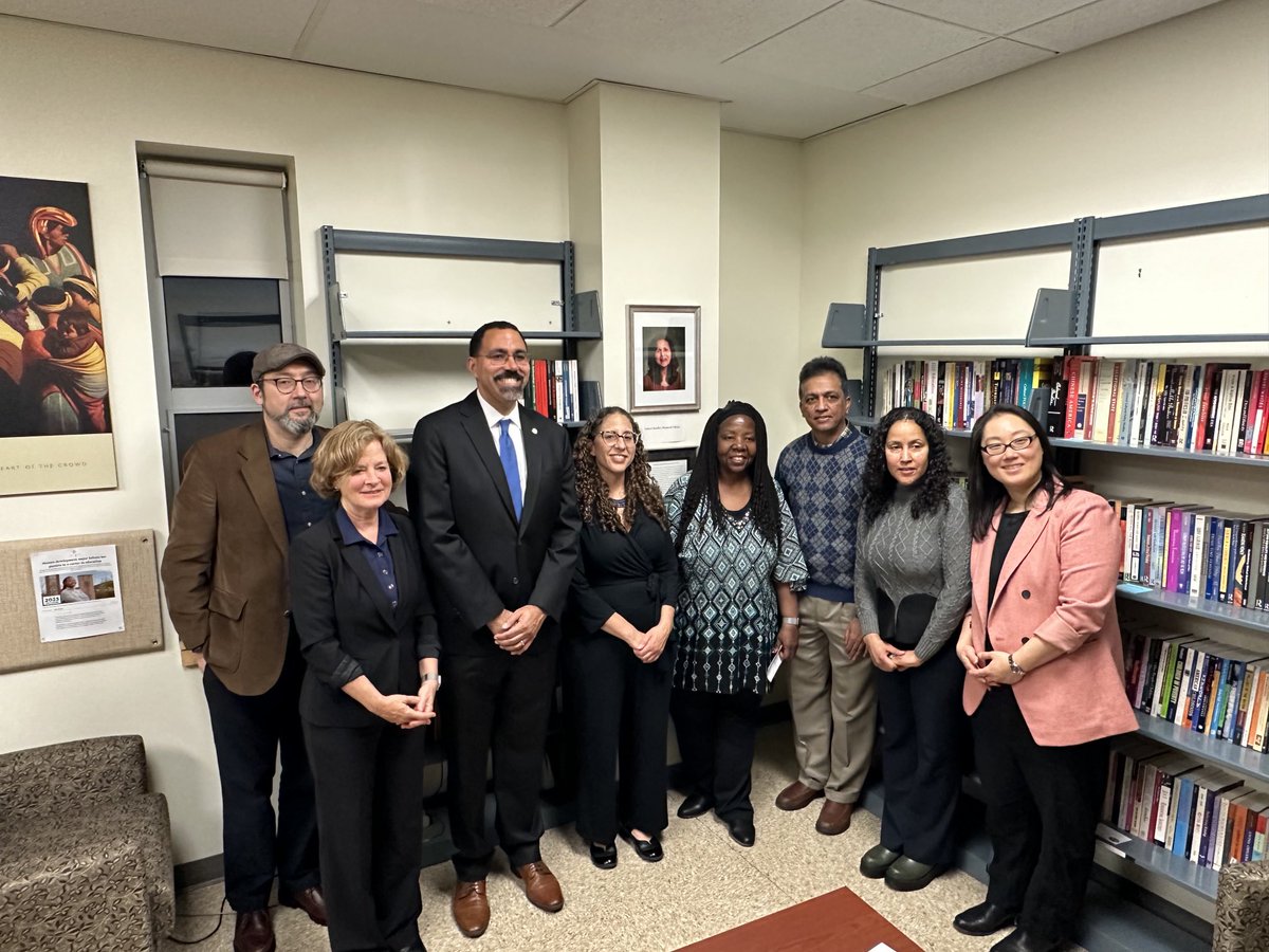 JohnBKing's tweet photo. TFW your college classmate Maribel Tineo, a professor at @suny’s ⁦@binghamtonu⁩, invites you to brilliant Chaudhry lecture delivered by college classmate ⁦@fstockman⁩ of ⁦@nytimes⁩ on her book “American Made: What Happens to People When Work Disappears.” https://t.co/etfDhozgyt