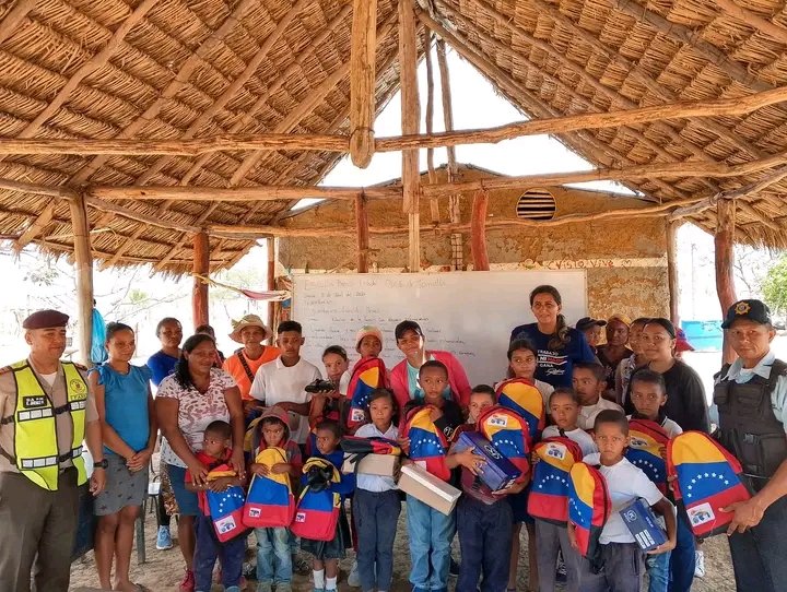 CebitSantaMaria's tweet photo. 11/04/2024
Desde la E.B Onilda de Torrealba de la Comunidad Rural Camoruco/ Santa María de Ipire en unión cívico militar para la entrega de morrales, útiles escolares y calzados a los niñ@s de esta comunidad gracias a las políticas del 1x10 del Buen Gobierno. https://t.co/FV8hdqtEha