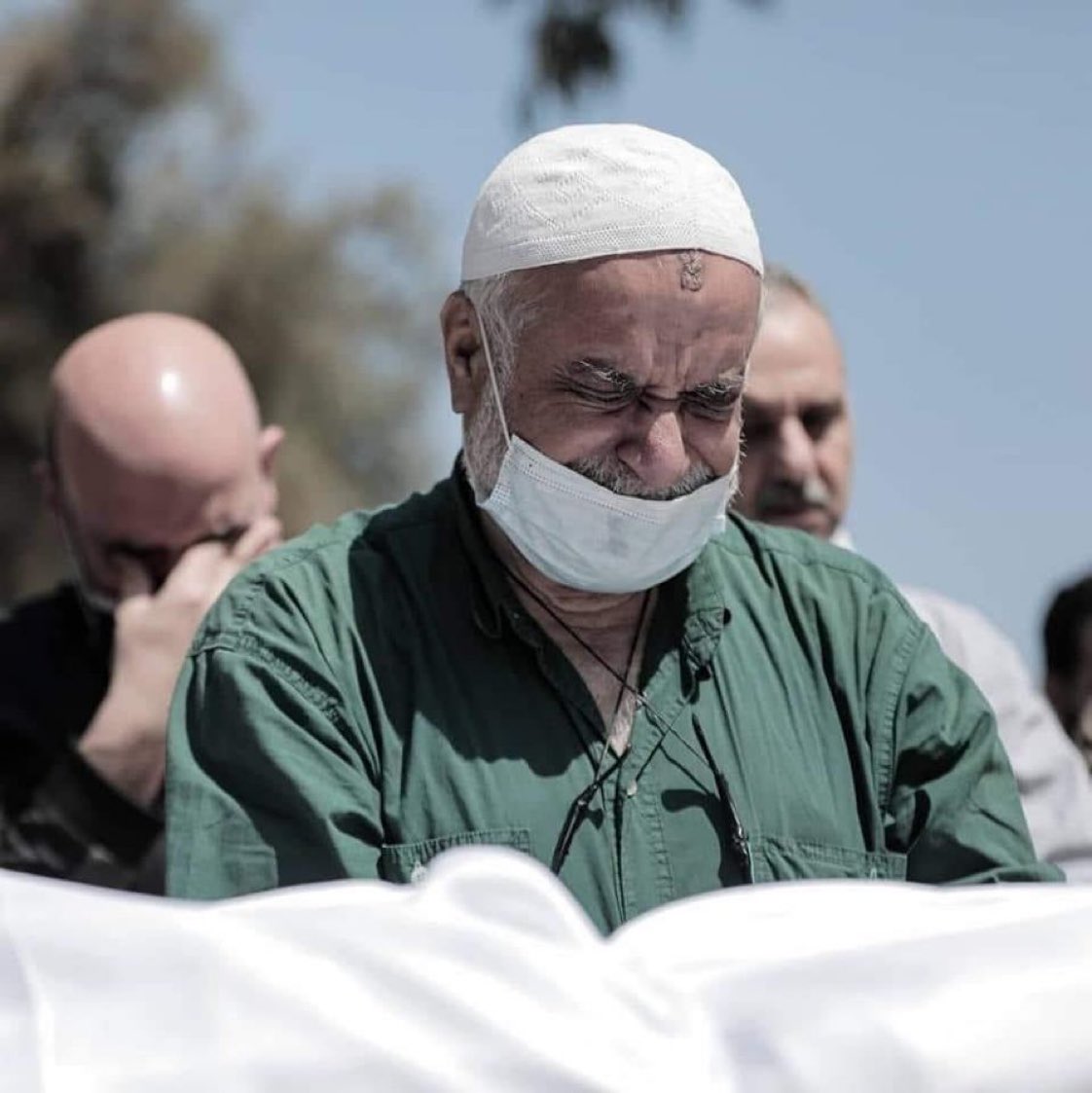 Ibtihal4Gaza's tweet image. بالأمس تبكي الأحبة والأقارب واليوم نبكيك..
والدي الطيب في ذمة الله تعالى.
إنا لله وإنا إليه راجعون 💔