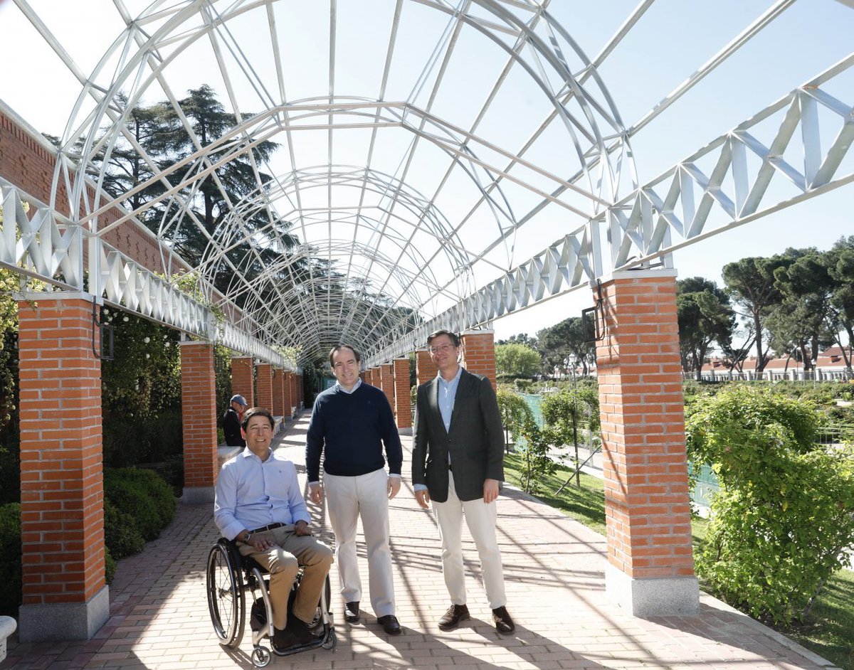 📢La rosaleda 🌹 del parque del Oeste recupera su belleza y funcionalidad tras los trabajos de rehabilitación ✅El delegado @bcarabante ha comprobado el resultado de la recuperación integral de este jardín 👉informate.madrid.es/2uz6t1