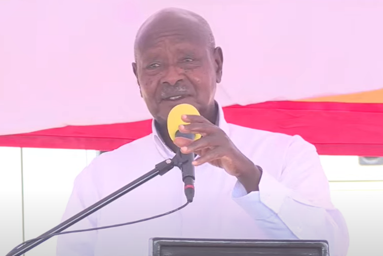 Purezidenti @KagutaMuseveni ari omururembo Mbarara omu Ruti ahakutongozaho okwigura eikorero rya Wood Cross Factory eririkukoresa amabaare g'obutare kukora 'tin', eky'obuguzi ekirikuhwera omuby'amashanyarazi, n'okutangira omukyereenyo. #WestUpdates