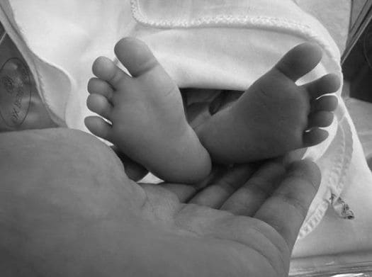 최배우 인스타에 자필편지 올라오고 한참동안 잠잠하더니 한 10개월 후에 업로드 되는 아기 발사진