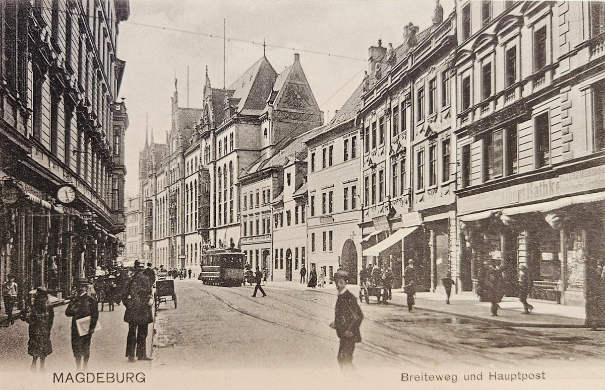 Mit einem Blick in den historischen Breiten Weg und auf die Hauptpost in Magdeburg wünschen wir ein schönes Wochenende ☀ #Magdeburg #SachsenAnhalt #IHKMagdeburg #Wochenende