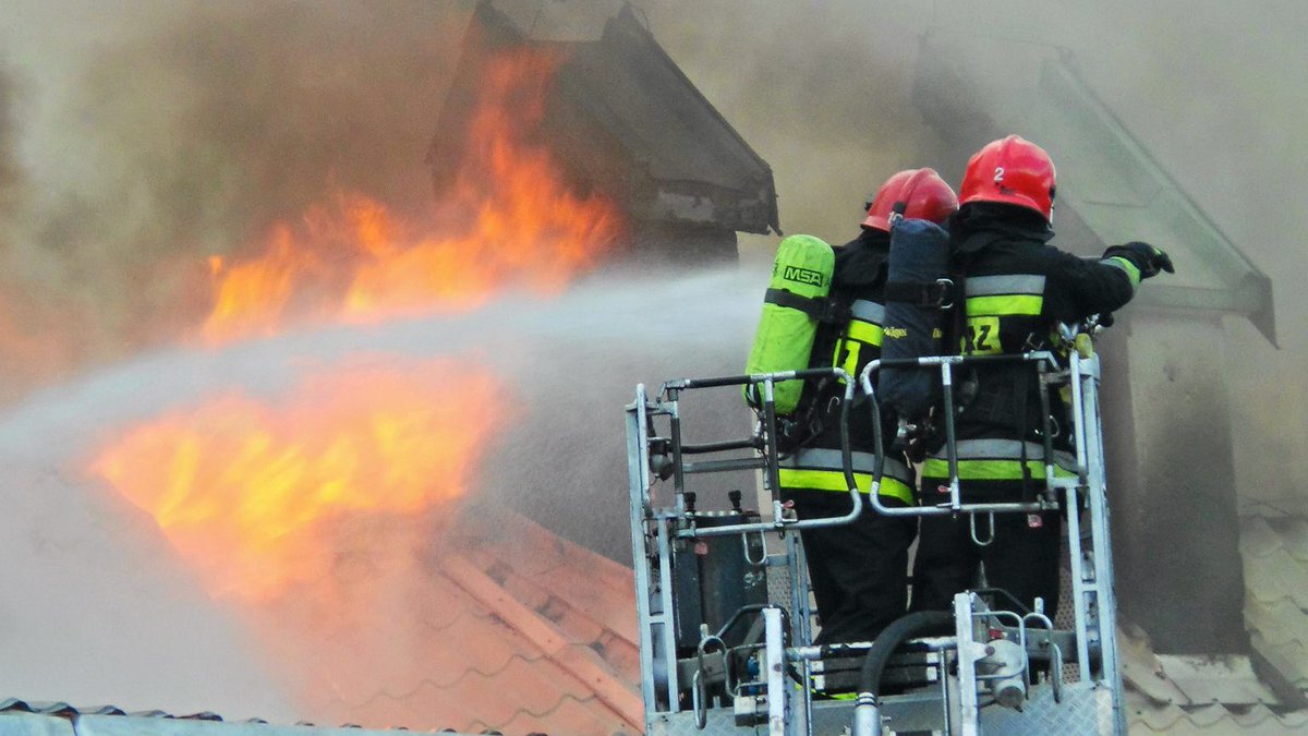 Potężny pożar w Gorzowie. Płonie dach akademii. 'Sytuacja bardzo trudna' dlvr.it/T5Q6xw