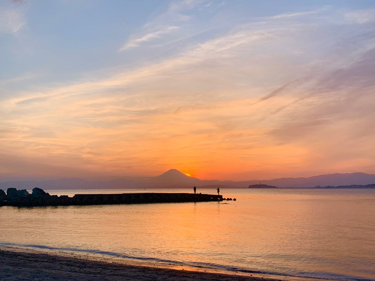 四月の夕暮れ…
四月は葉山の素敵な季節の始まり…
森戸海岸…