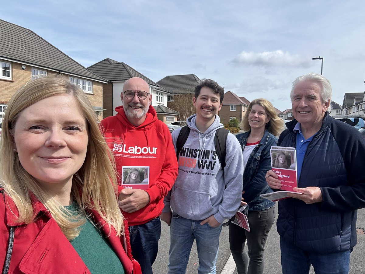 Sunshine and the first outing of the spring coat on the #LabourDoorstep in Chiswick Village today ☀️ The cost of living, crime & wanting change all came up often. That can start on Thurs May 2nd by voting for @ClareMoody4PCC 🌹 Thanks to the great team inc @Bridgwater_Lab