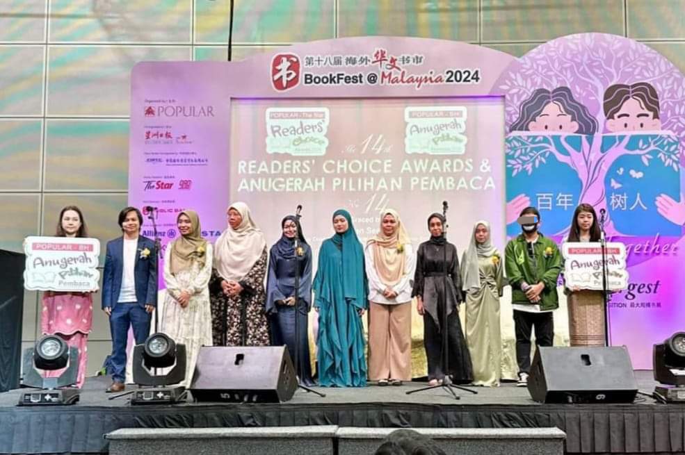 Gambar kenangan semasa Majlis Anugerah Pilihan Pembaca di Popular Bookfest hari Sabtu lepas.

Orang lain pakai smart casual belaka 🤣