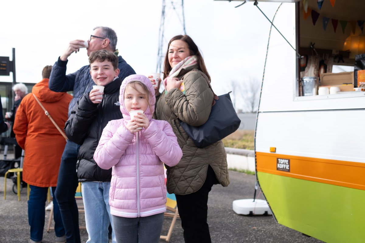 Ga jij morgen ook gezellig een dagje naar #Groningen 🛍️? Welkom! Parkeer gratis op een P+R en ga met de bus naar de binnenstad. Gastvrij Groningen deelt morgen tussen 10 en 13 uur koffie uit op P+R Hoogkerk ☕. Check hier o.a. de buskaartjes vanaf de P+R⬇️ groningenbereikbaar.nl/slimreizen/dag…