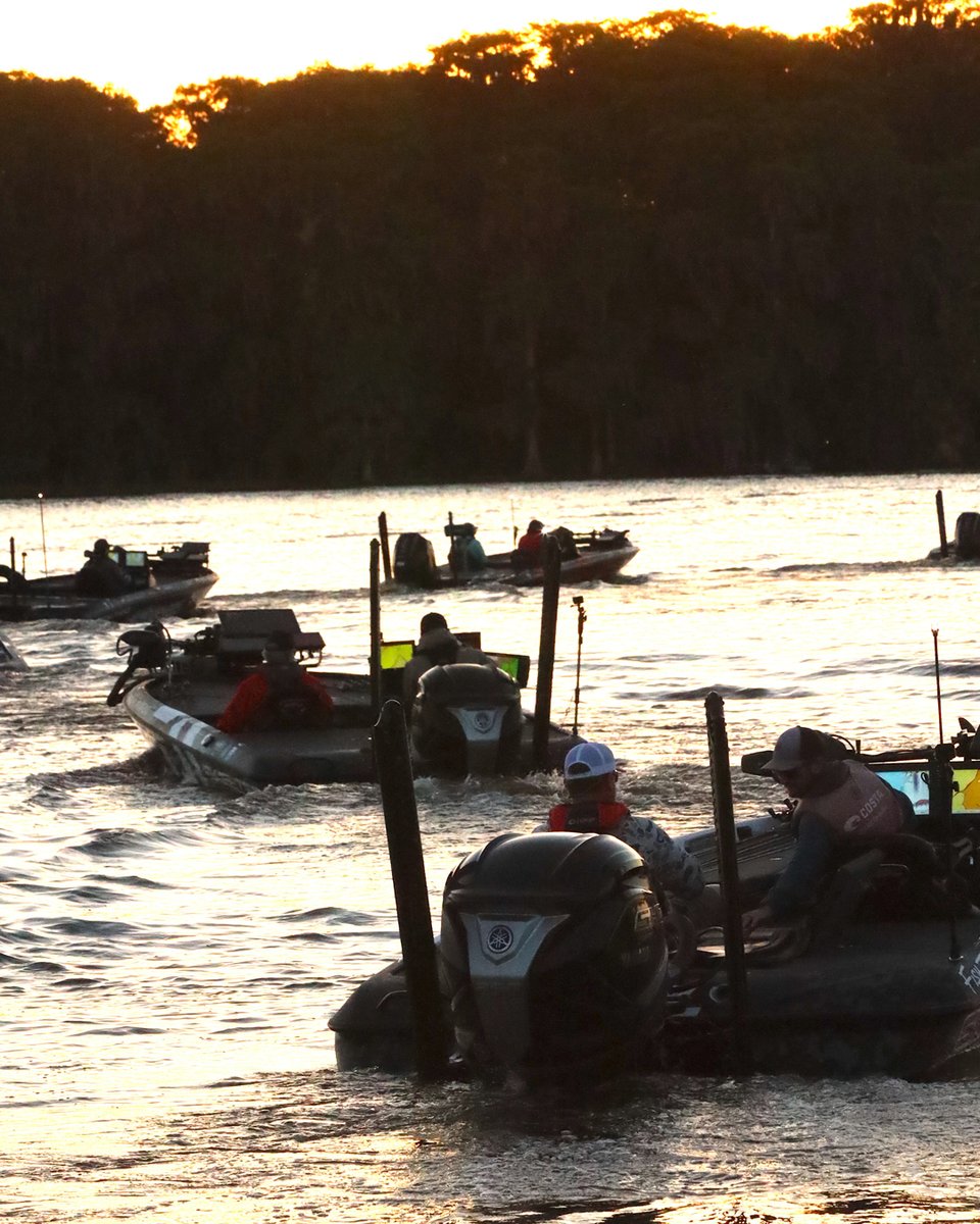 Off they go... It's a gorgeous morning for the @bassmaster Elite at Harris Chain in Leesburg, FL, and the boys are ready to get after it 🤙