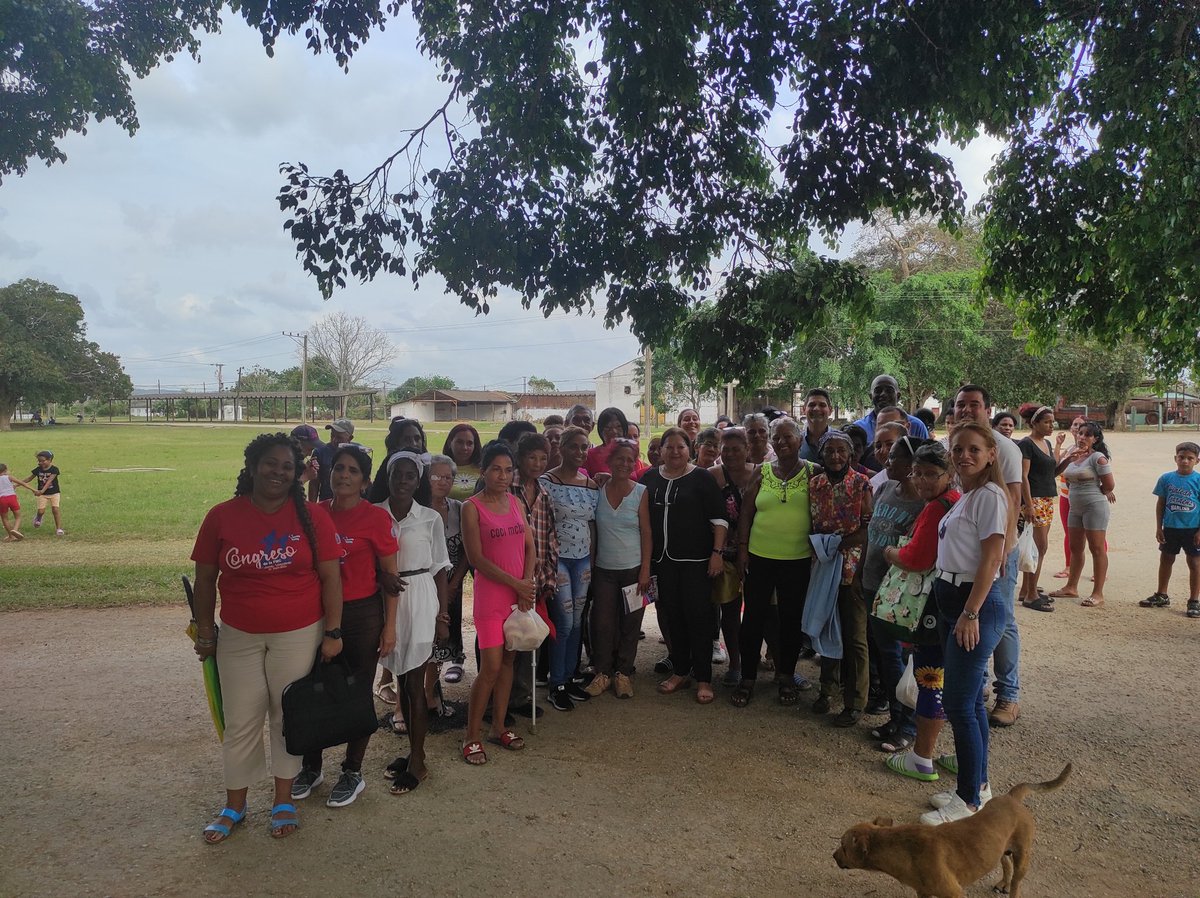 En la comunidad El Guayabal, aprecié con admiración el vínculo con la @UNAH_Cuba Conversamos sobre las acciones que hacen las #MujeresEnRevolución las fuentes de empleo,los proyectos de transformación en conjunto y su protagonismo en las actividades y procesos que se realizan.