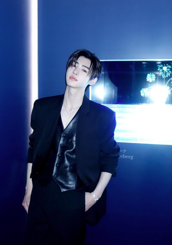 AboutMusicYT's tweet image. ENHYPEN's Sunghoon looks alluring in a new photo.