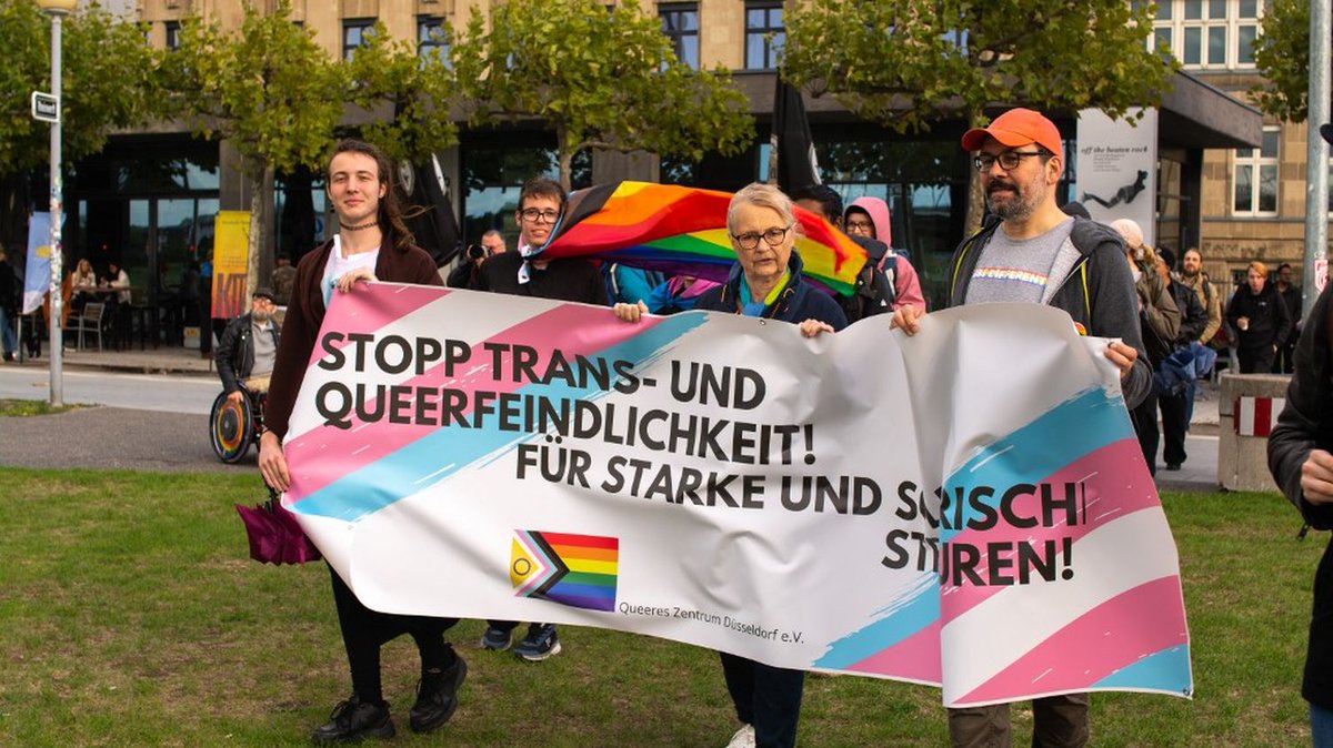 🏳️‍⚧️En Allemagne, en parallèle de préparer un conflit contre la Russie, le Parlement vote une loi afin de simplifier les démarches administratives des transsexuels. Il suffira donc désormais de faire une simple déclaration à l'état civil pour modifier la mention de sexe ou son nom.