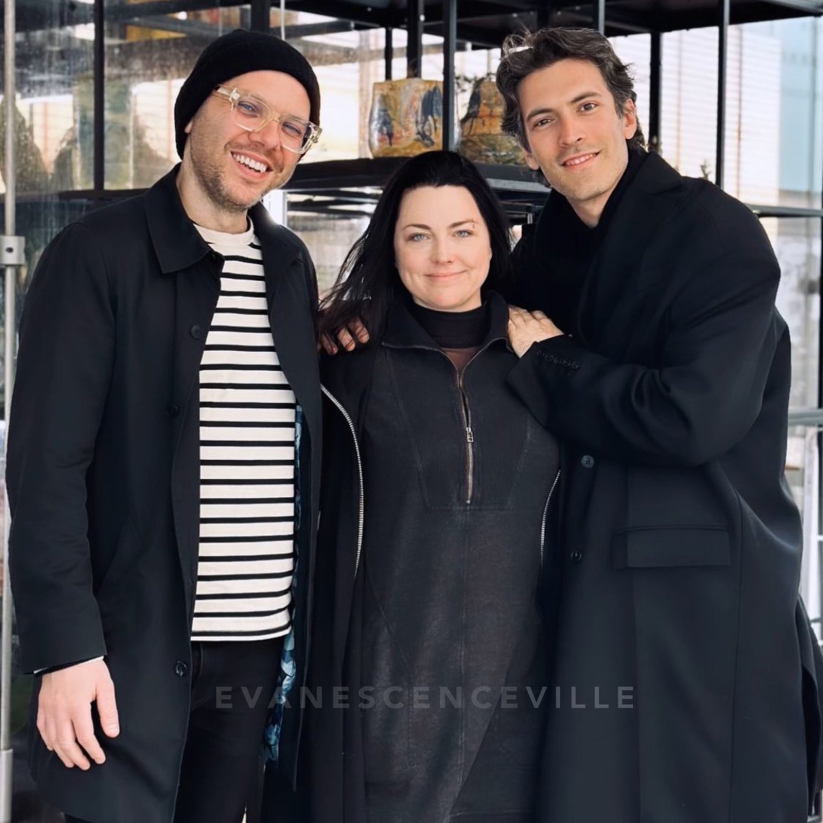 NEW PIC (2/2)! Amy Lee catching up with @AGreatBigWorld ’s @ianaxel and @giov_caccamo! ✨maybe we will get to listen to their collab soon? 😍 #amylee #evanescence #agreatbigworld