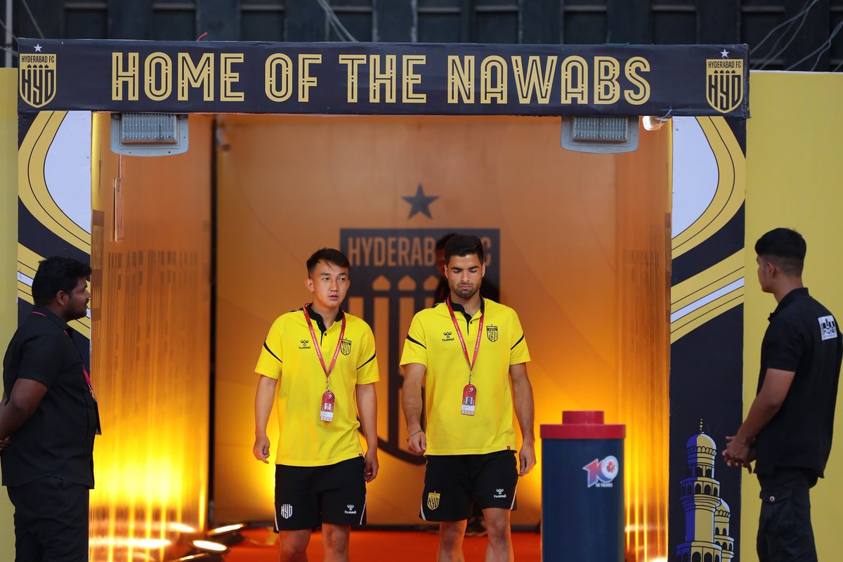 The Yellow and Black reporting for duty 👊 #HFCKBFC #ISL10 #TheNawabs 💛🖤