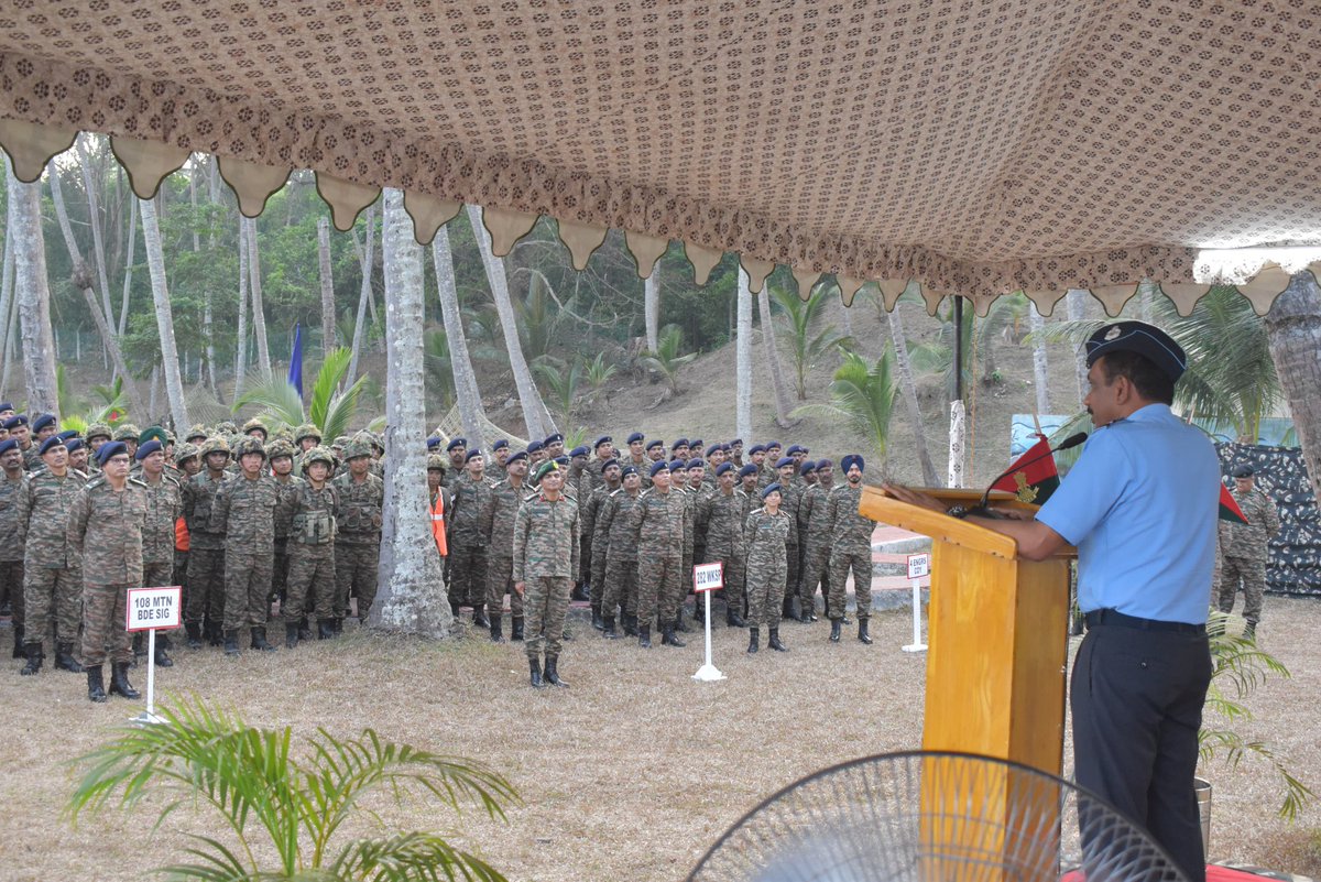 AN_Command's tweet photo. #ANC
#CINCAN was briefed on new generation equipment & weapons. #CINCAN addressed the #ArmyComponent & appreciated their good efforts.
#RakshaTathaSuraksha
#Strong&Capable https://t.co/1rp3mGZJOi