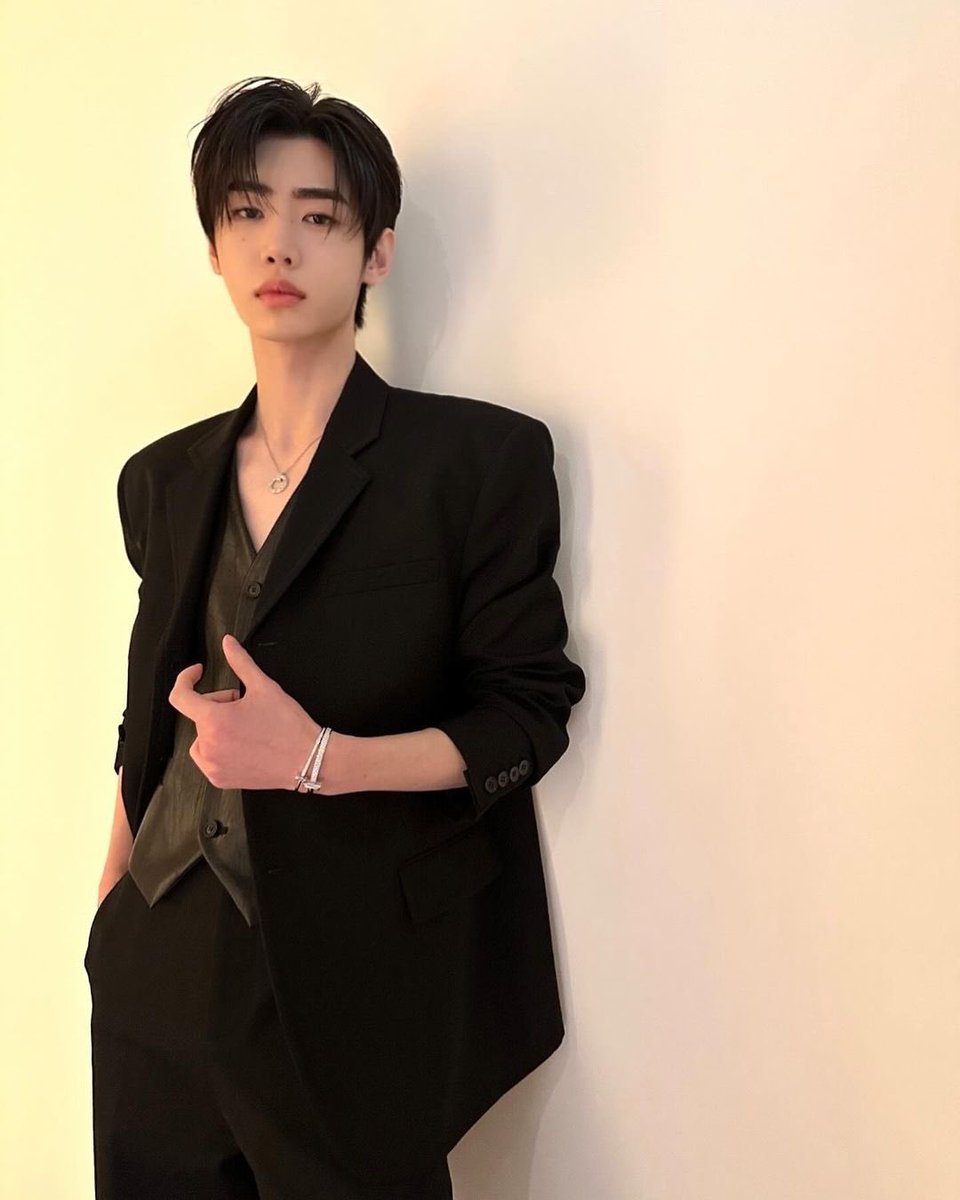 enhypenupdates's tweet image. [INSTAGRAM] 240412

“Heartbeat ❤️‍🔥

@TiffanyAndCo
#TiffanyAndCo #TiffanyWonder
#티파니앤코 #티파니원더”

(1/2)

@ENHYPEN_members @ENHYPEN #ENHYPEN #엔하이픈