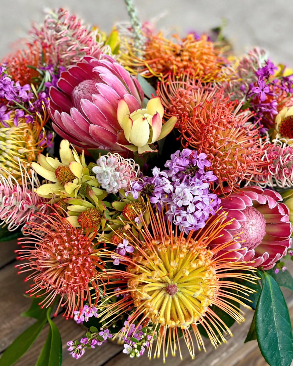 Happy Friday! Have a lovely weekend 🍃🌸💜💥🌿 #fridayfeeling #weekendmood #meetandgreet #inspiredbynature #fabulousflorals #protea #cagrown