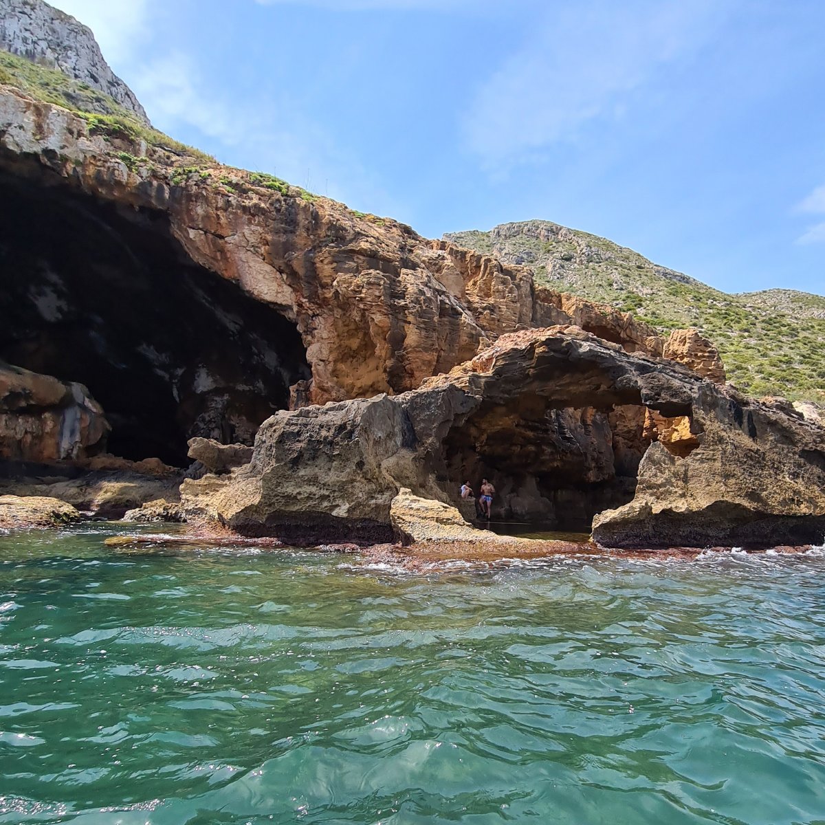 Ruta a la Cova Tallada: una aventura natural en el corazón de la #CostaBlanca 🩵💙. Te dejamos todos los tips para descubrirla 👉 bit.ly/BlogCovaTallada