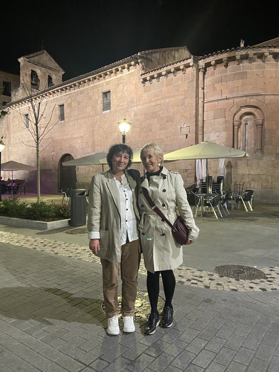 Con la escritora Amalia Iglesias, que presentó Milena a los salmantinos en la librería ⁦@LetrasCorsarias⁩ , damos un paseo nocturno por la bella ciudad. Gracias, Amalia y los muy entregados lectores! #SoyMilenaDePraga ⁦@G_Gutenberg⁩ ⁦