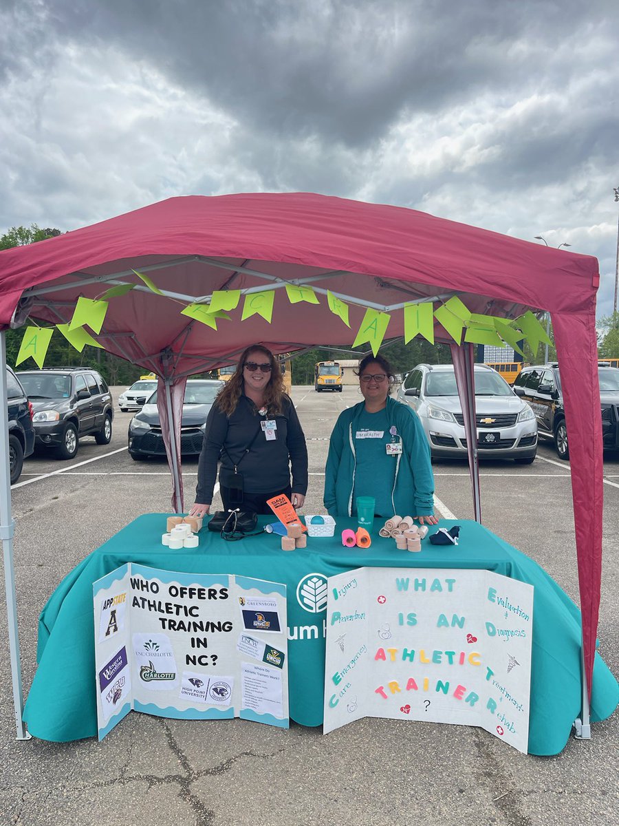 🏫 Career Fairs are always fun! Here is Akemi Raish, our ATC at Anson High School, and Jill Lucas, one of the administrators @AtriumHealth Anson Hospital, as they volunteered at Anson High School’s Career Fair to talk with students. 💯