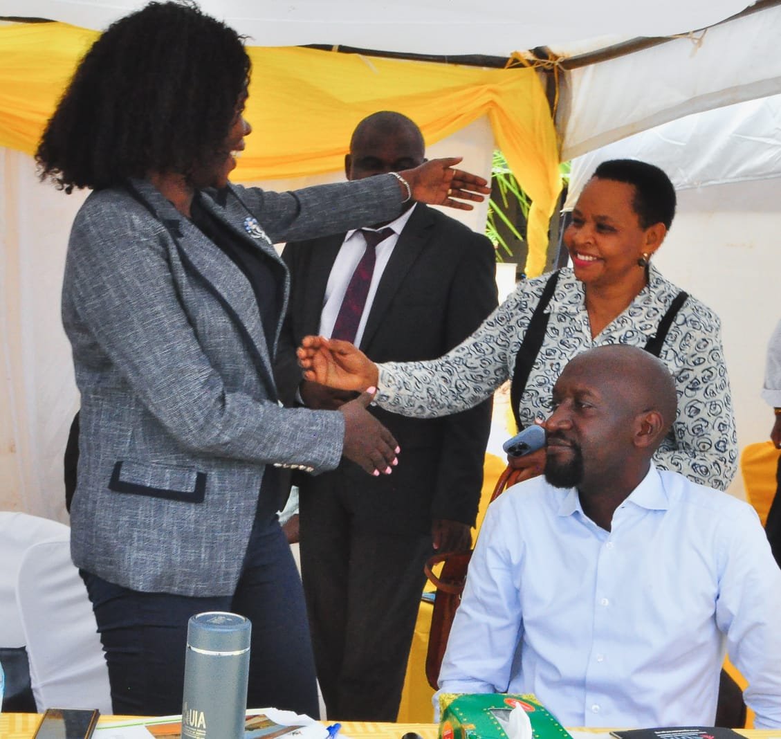 Moments:
Col. Edith Nakalema, the head of @ShieldInvestors being received by Hon. Min. @HonAniteEvelyn, the State Minister of Finance for Investment and Privatization today at the investors Barraza organized by @ugandainvest  at Namanve Industrial Park.
#EmpoweringInvestors