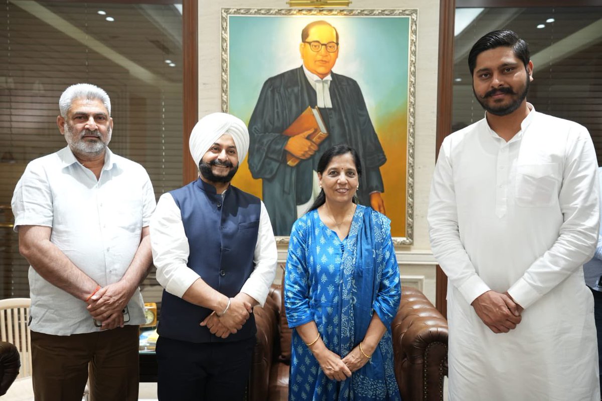 ਅੱਜ ਦਿੱਲੀ ਵਿਖੇ ਨੈਸ਼ਨਲ ਕਨਵੀਨਰ @ArvindKejriwal ਜੀ ਦੀ ਧਰਮ ਪਤਨੀ ਸ਼੍ਰੀਮਤੀ ਸੁਨੀਤਾ ਕੇਜਰੀਵਾਲ ਜੀ ਨੂੰ ਉਨ੍ਹਾਂ ਦੇ ਗ੍ਰਹਿ ਵਿਖੇ ਮਿਲ ਕੇ ਲੋਕ ਸਭਾ ਚੋਣਾਂ 2024 ਸਬੰਧੀ ਵਿਸ਼ੇਸ਼ ਵਿਚਾਰ ਵਟਾਂਦਰਾ ਕੀਤਾ …. #ArvindKejiwal #aamaadmipartypunjab @ArvindKejriwal @BhagwantMann @SandeepPathak04 @JarnailSinghAAP…